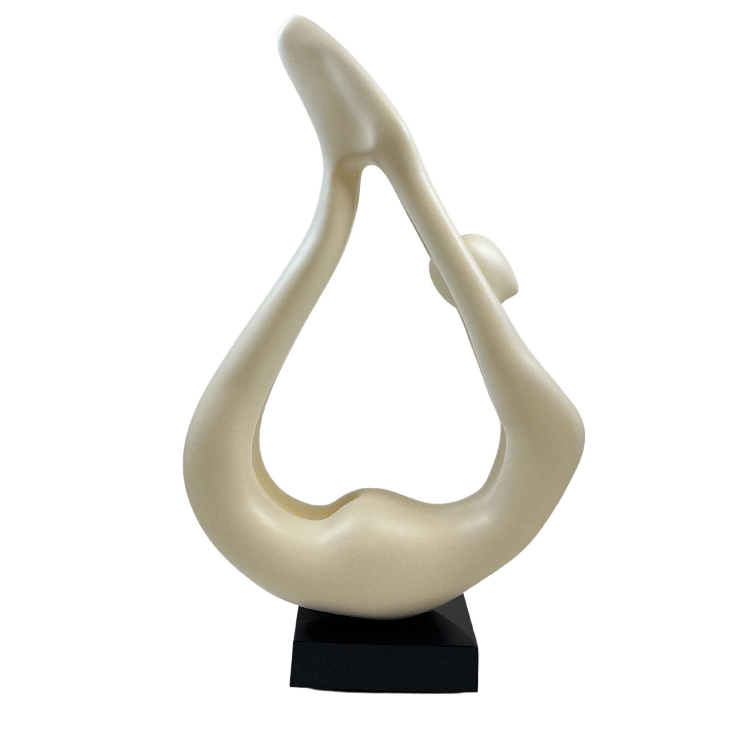 Escultura de yoga blanca con base de madera