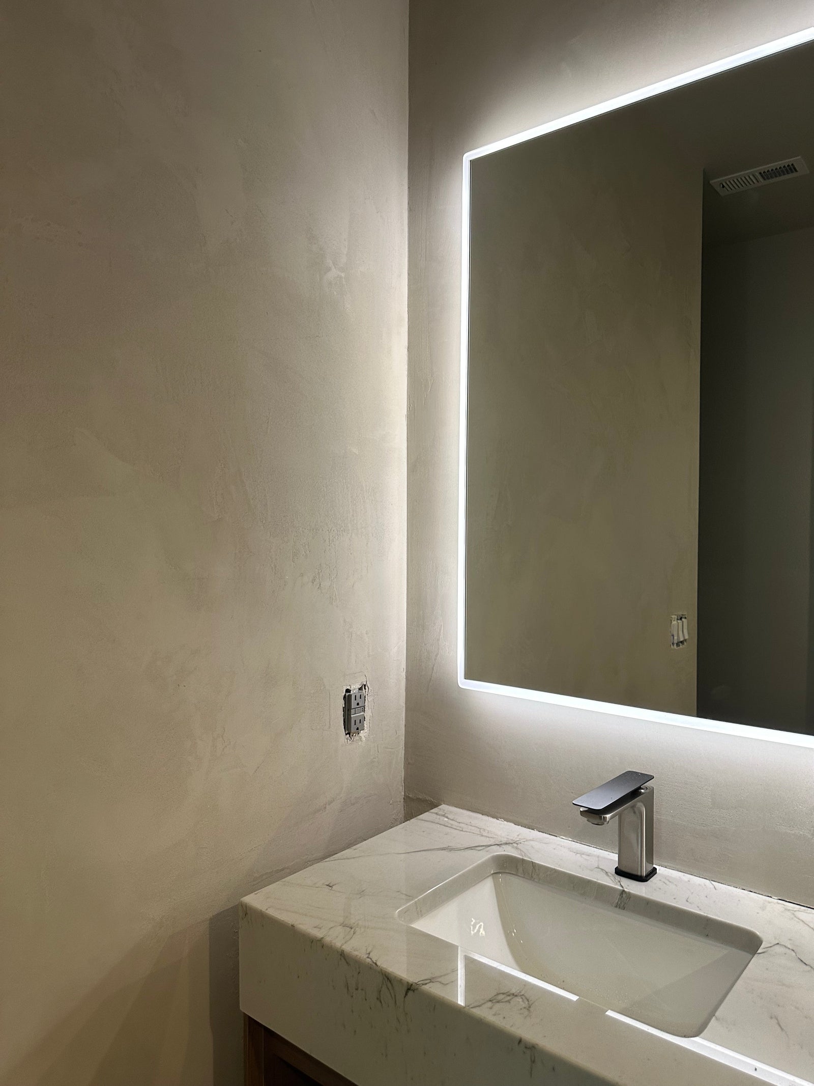 Espejo de pared para baño rectangular con luz LED retroiluminada Zeek de 60