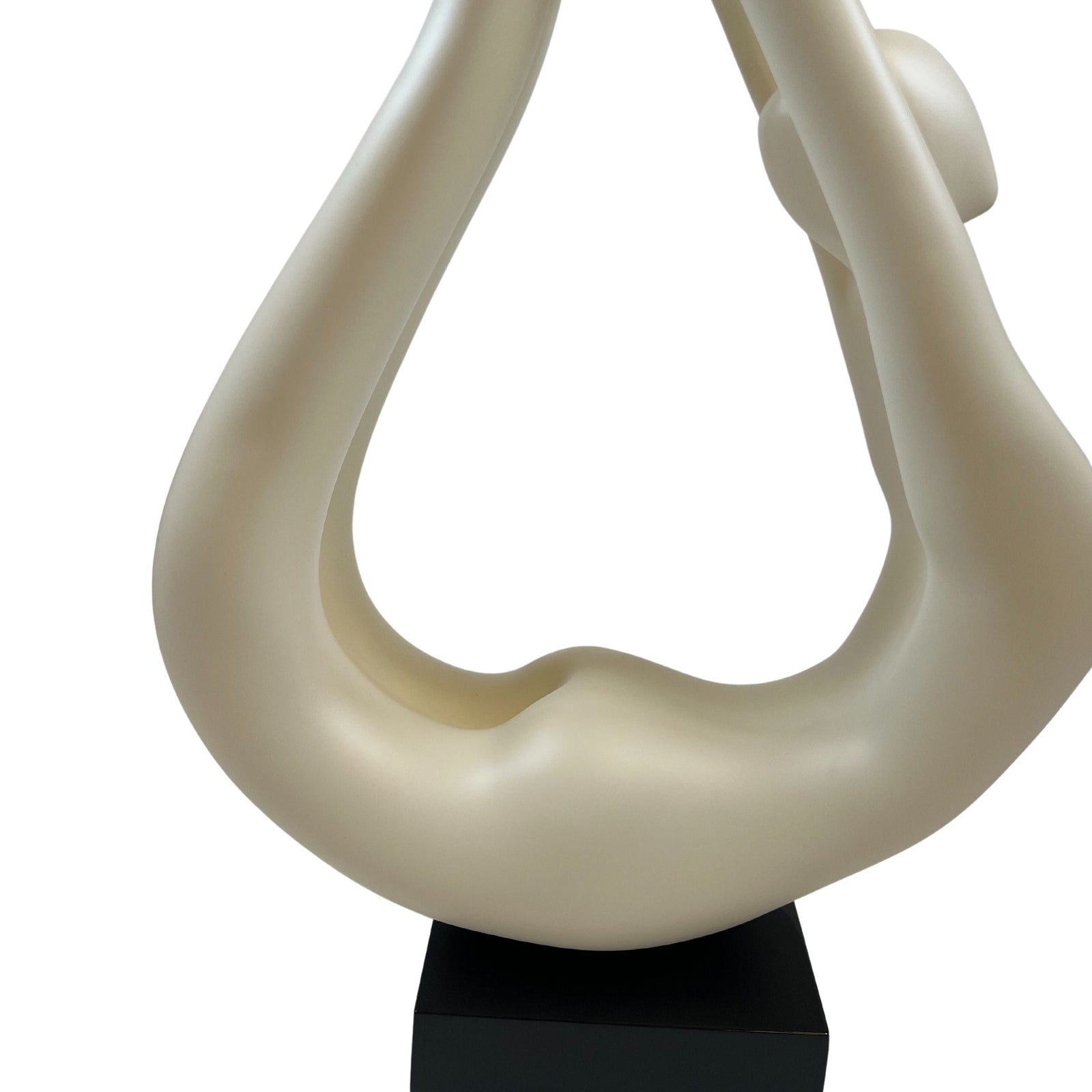 Escultura de yoga blanca con base de madera