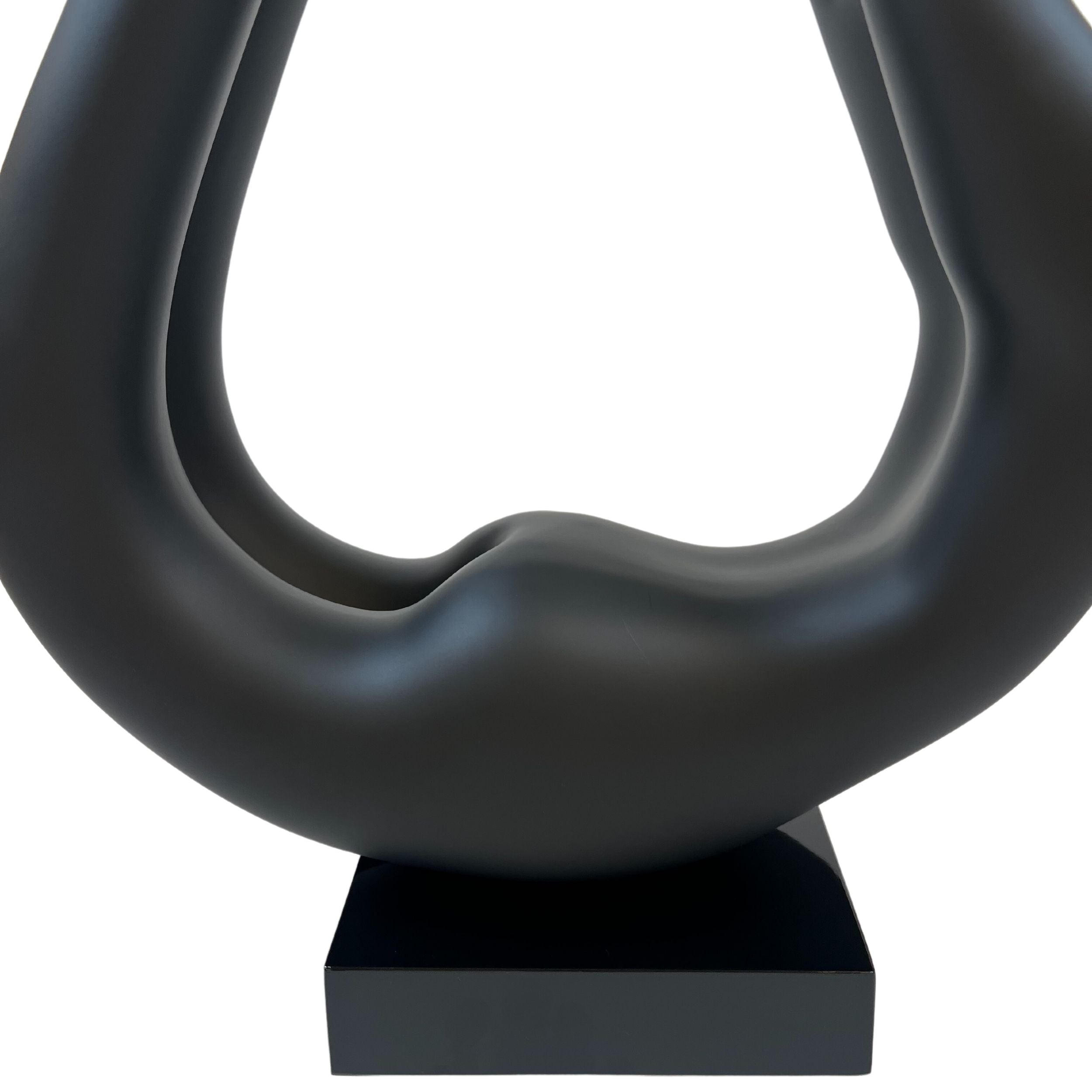 Escultura de yoga negra con base gris