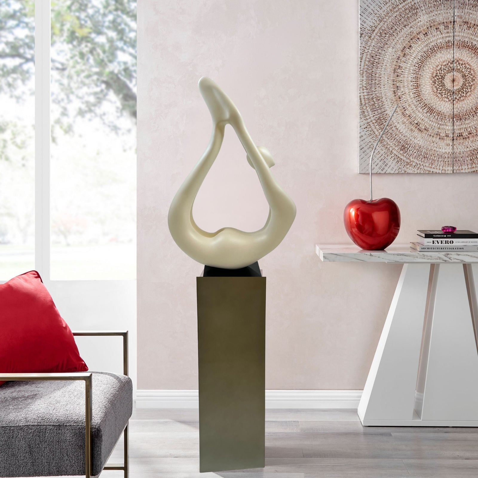 Escultura de yoga blanca con base gris