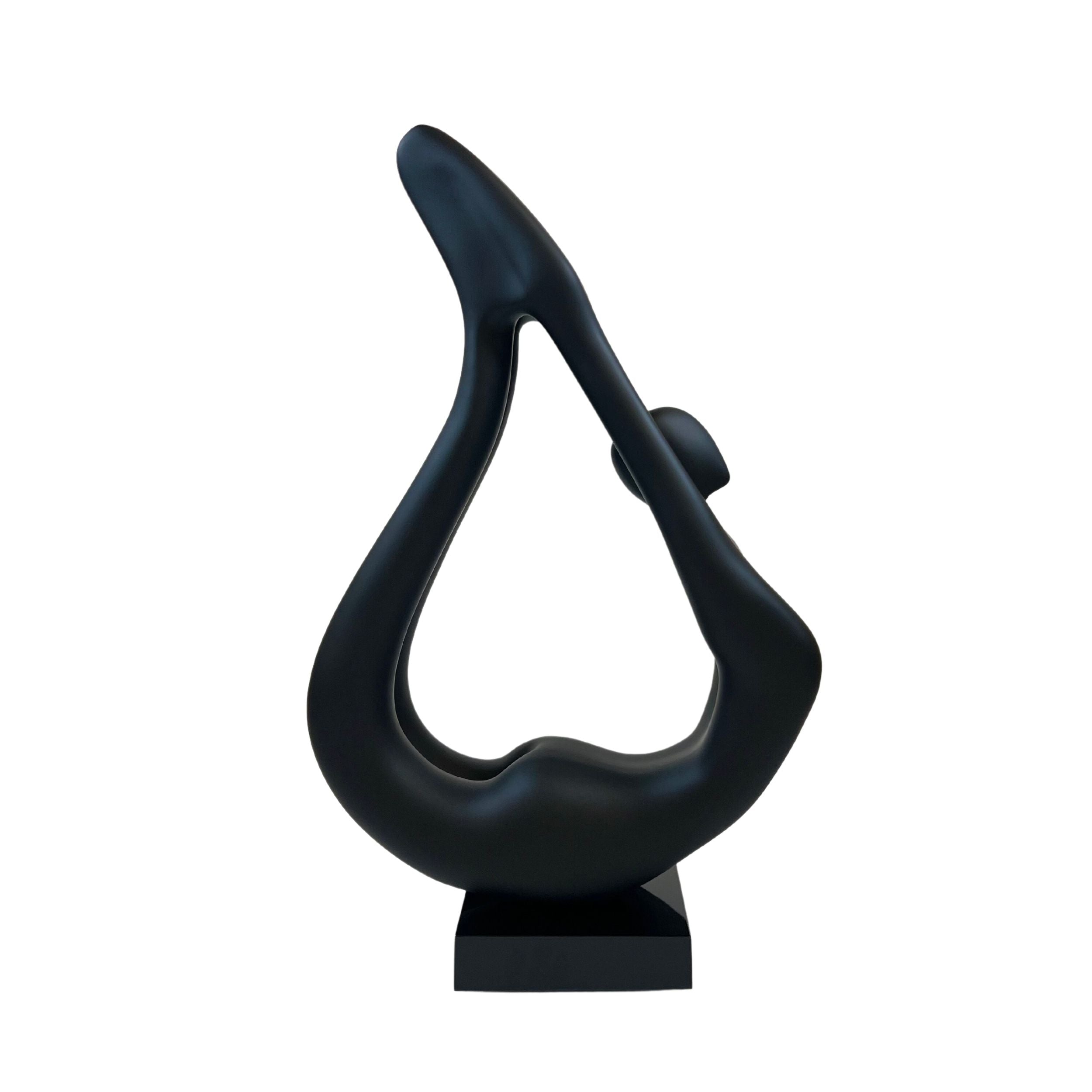 Escultura de yoga negra con base blanca