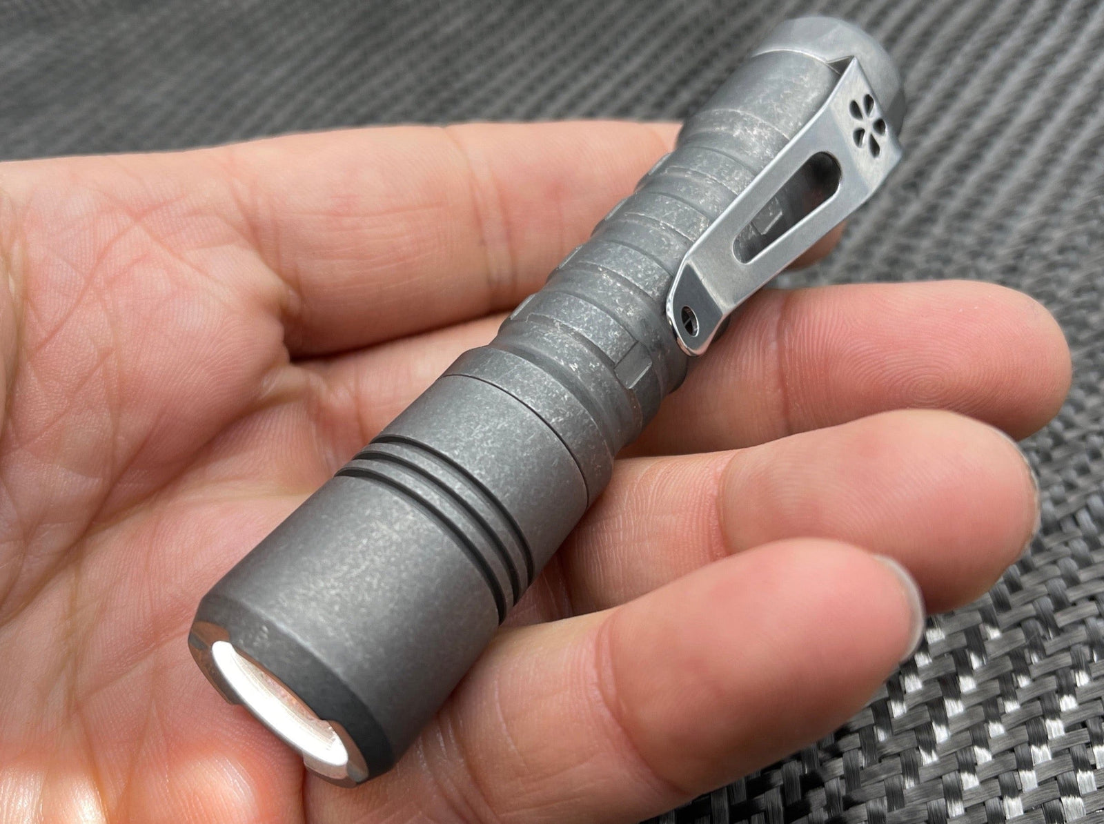 Combo de linterna Titanium Reylight Stonewash Pineapple 14500 + batería y cargador