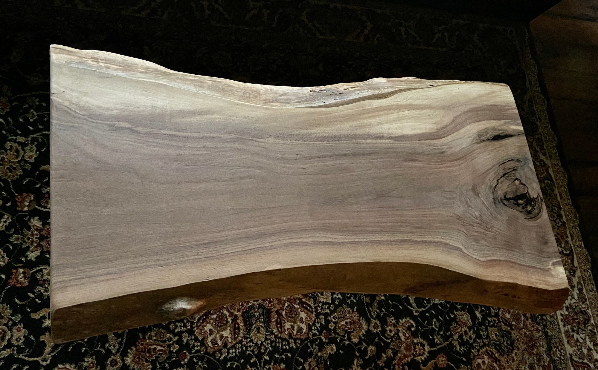 Mesa de centro rústica de madera de nogal con borde natural en gris y violeta