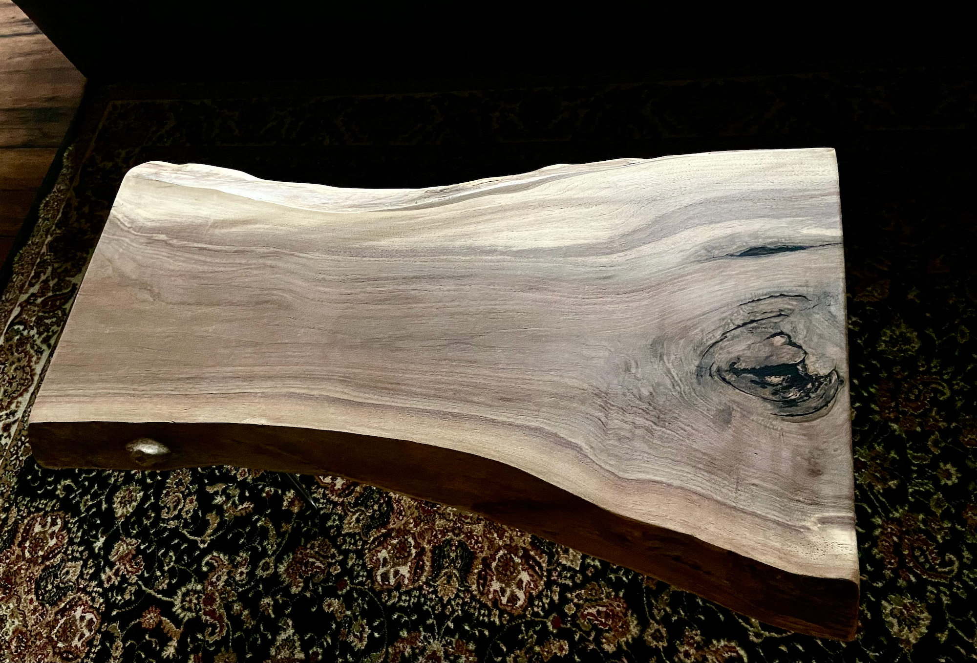 Mesa de centro rústica de madera de nogal con borde natural en gris y violeta