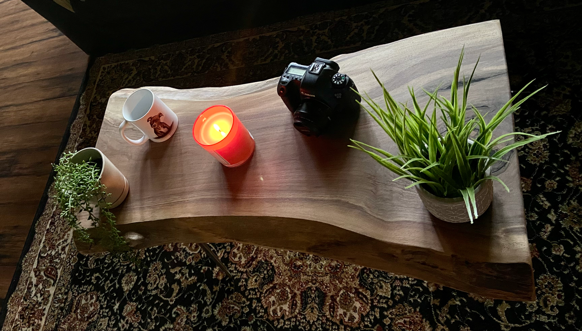 Mesa de centro rústica de madera de nogal con borde natural en gris y violeta