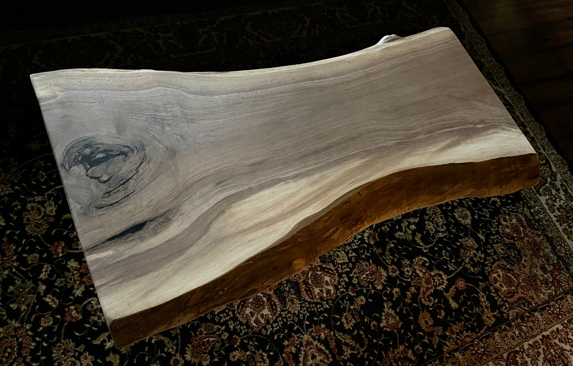 Mesa de centro rústica de madera de nogal con borde natural en gris y violeta