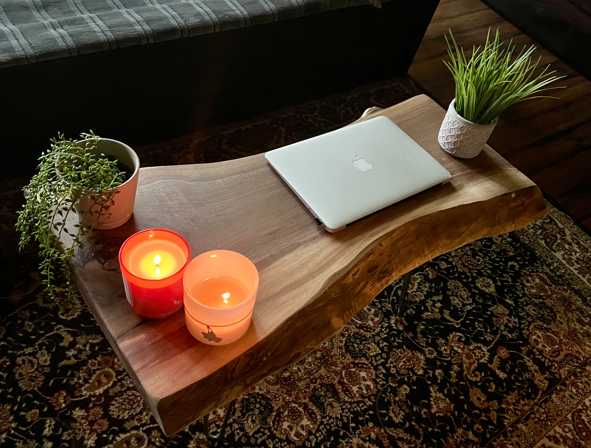 Mesa de centro rústica de madera de nogal con borde natural en gris y violeta