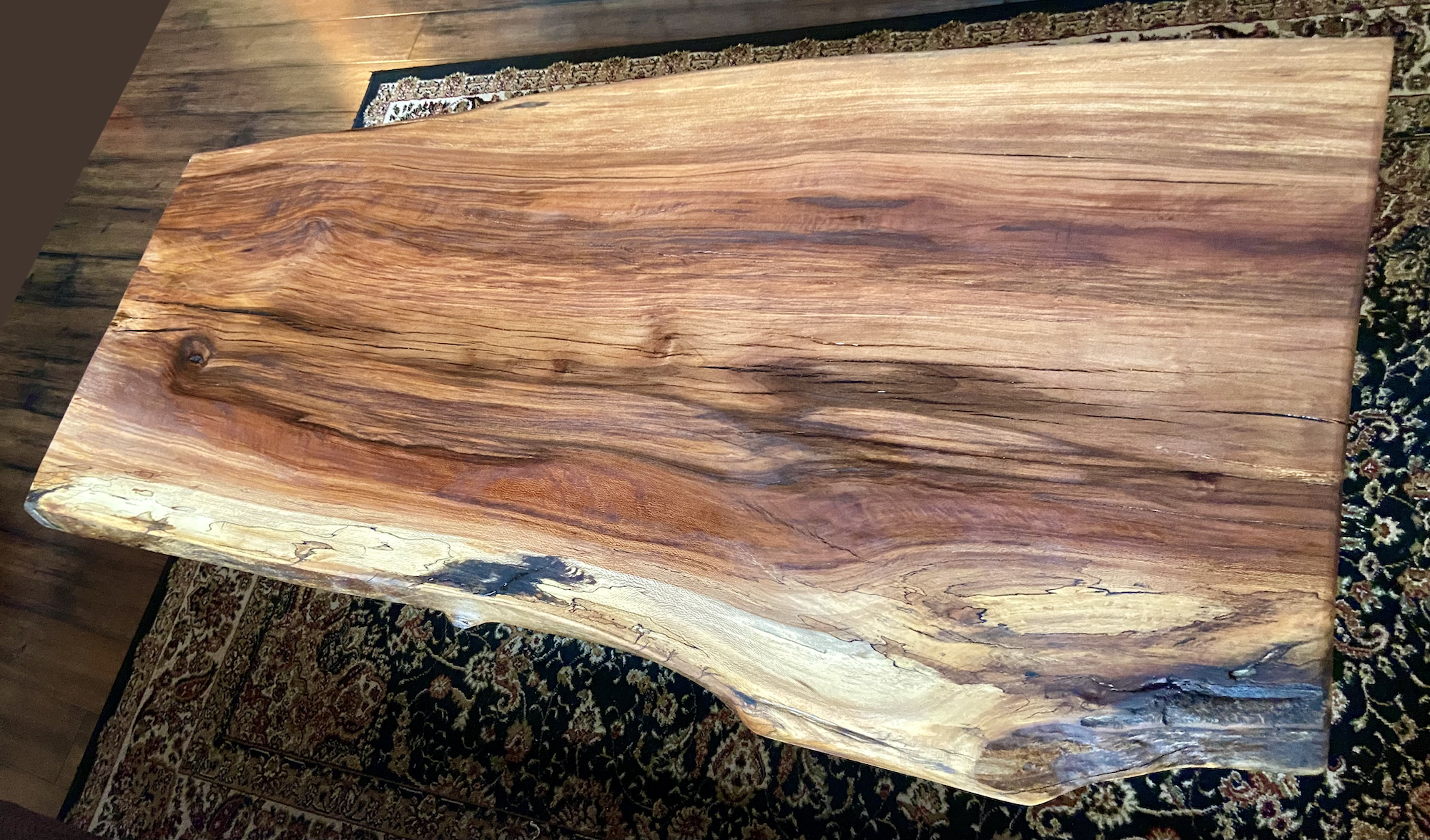 Mesa de centro rústica de madera de arce sicómoro veteada con borde natural de gran tamaño