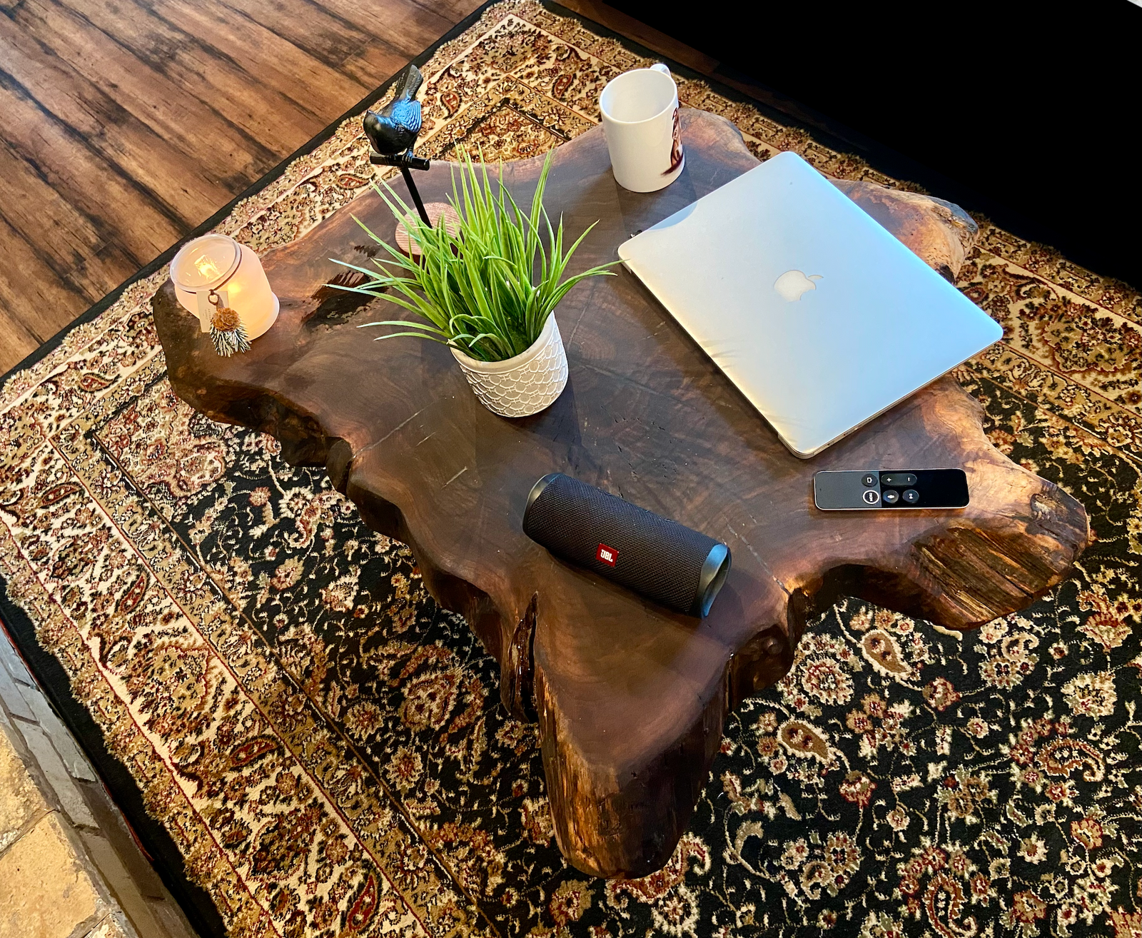 Mesa de centro grande y única de nogal con cortes en cruz