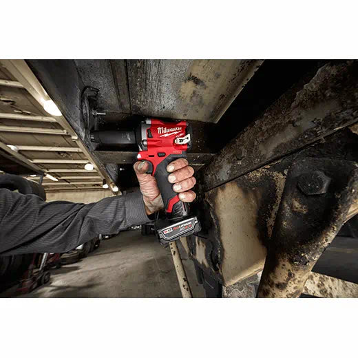 Llave de impacto corta Milwaukee 2555P-20 M12 FUEL™ de 1/2” con pasador de retención