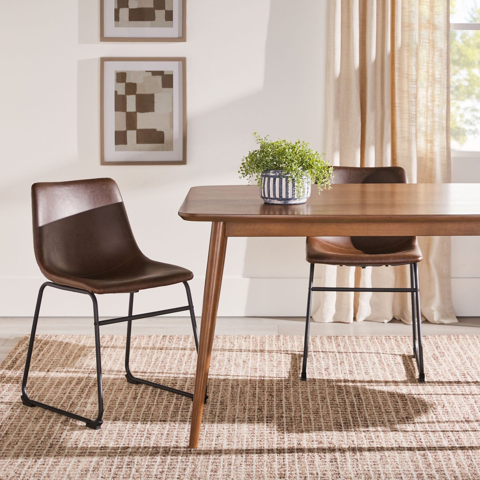 Mesa de comedor moderna de madera Taberu de mediados de siglo