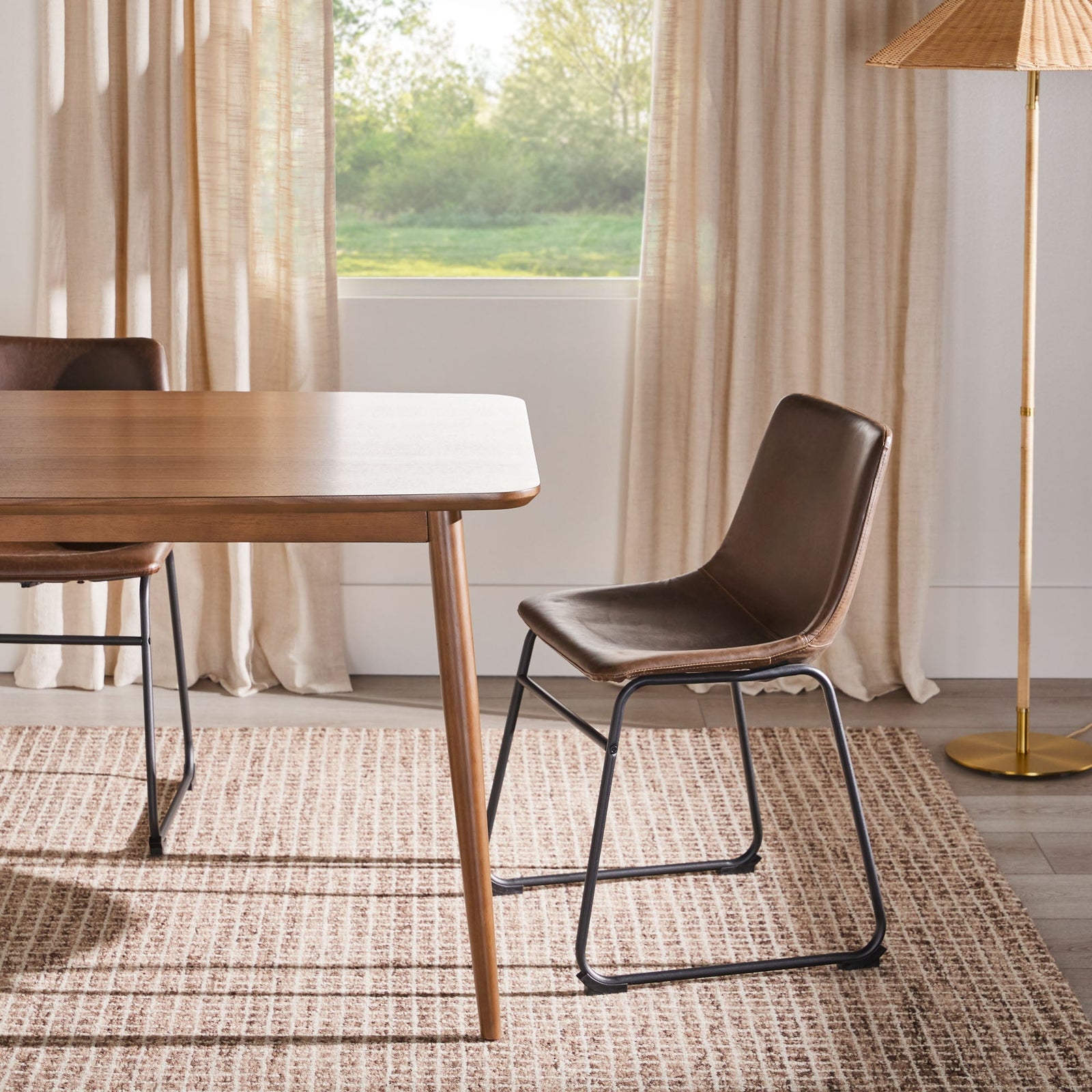 Mesa de comedor moderna de madera Taberu de mediados de siglo