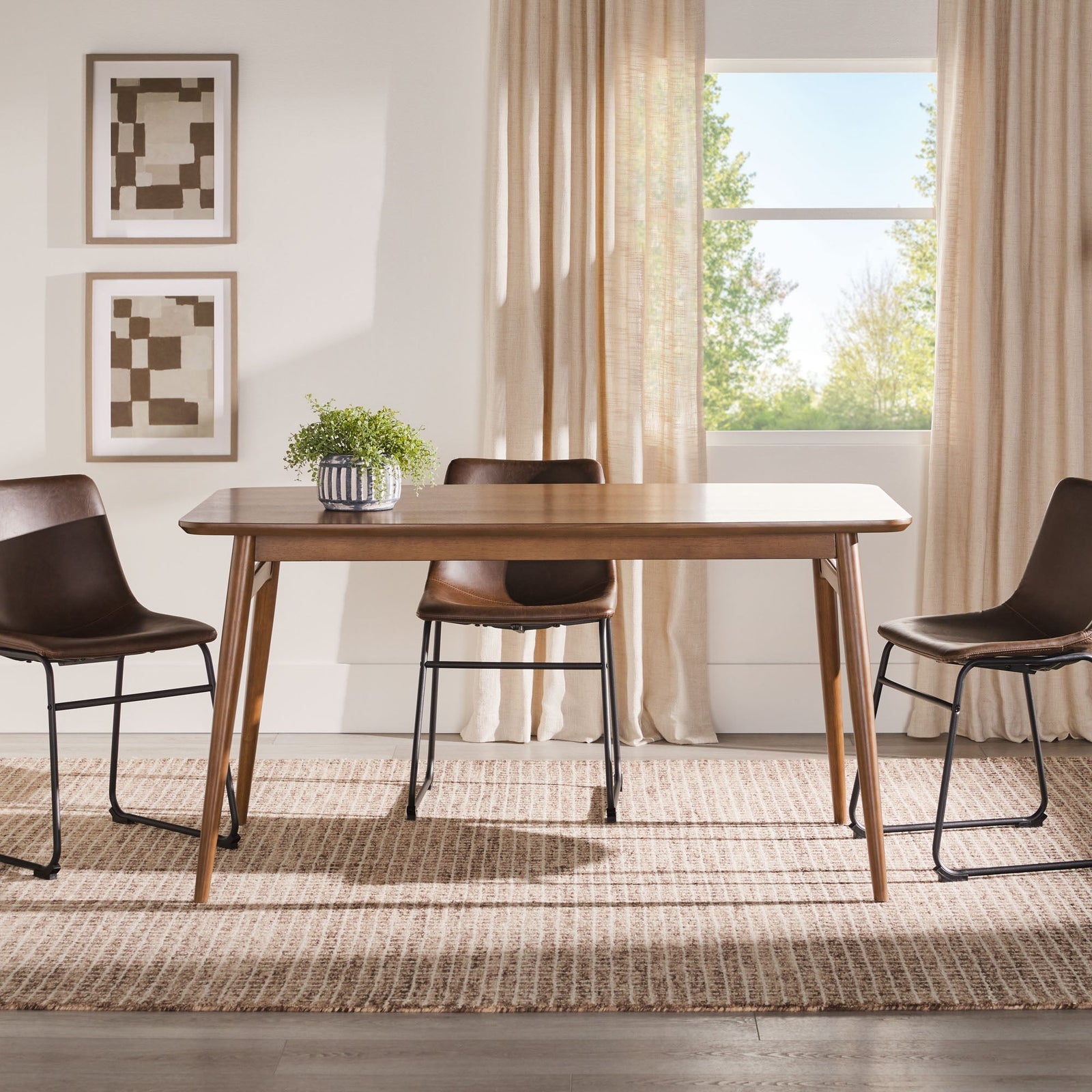 Mesa de comedor moderna de madera Taberu de mediados de siglo