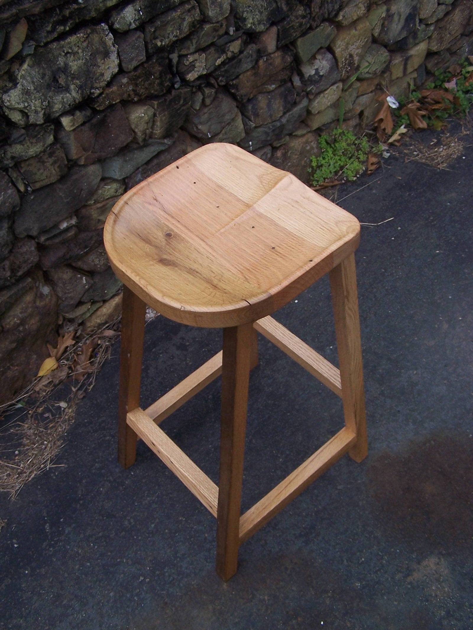 Taburete de altura de mostrador, taburete de bar de madera, asiento de tractor de roble recuperado, taburete de bar sin respaldo, taburete de cocina con asiento redondeado y contorneado