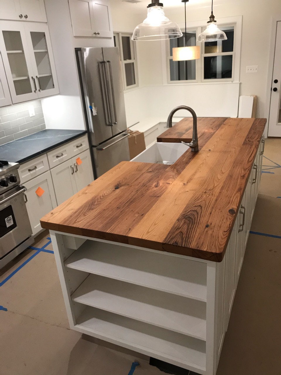 Cocina con isla de castaño agusanado a medida - Encimera de madera recuperada con bloque de carnicero - Encimera de madera maciza para cocina