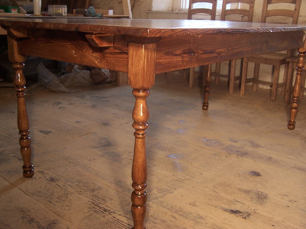 Mesa de castaño, mesa de granja, castaño con gusanos, mesa de comedor de madera, mesa recuperada, mesa con patas torneadas, mesa de comedor antigua, mesa de mediados de siglo