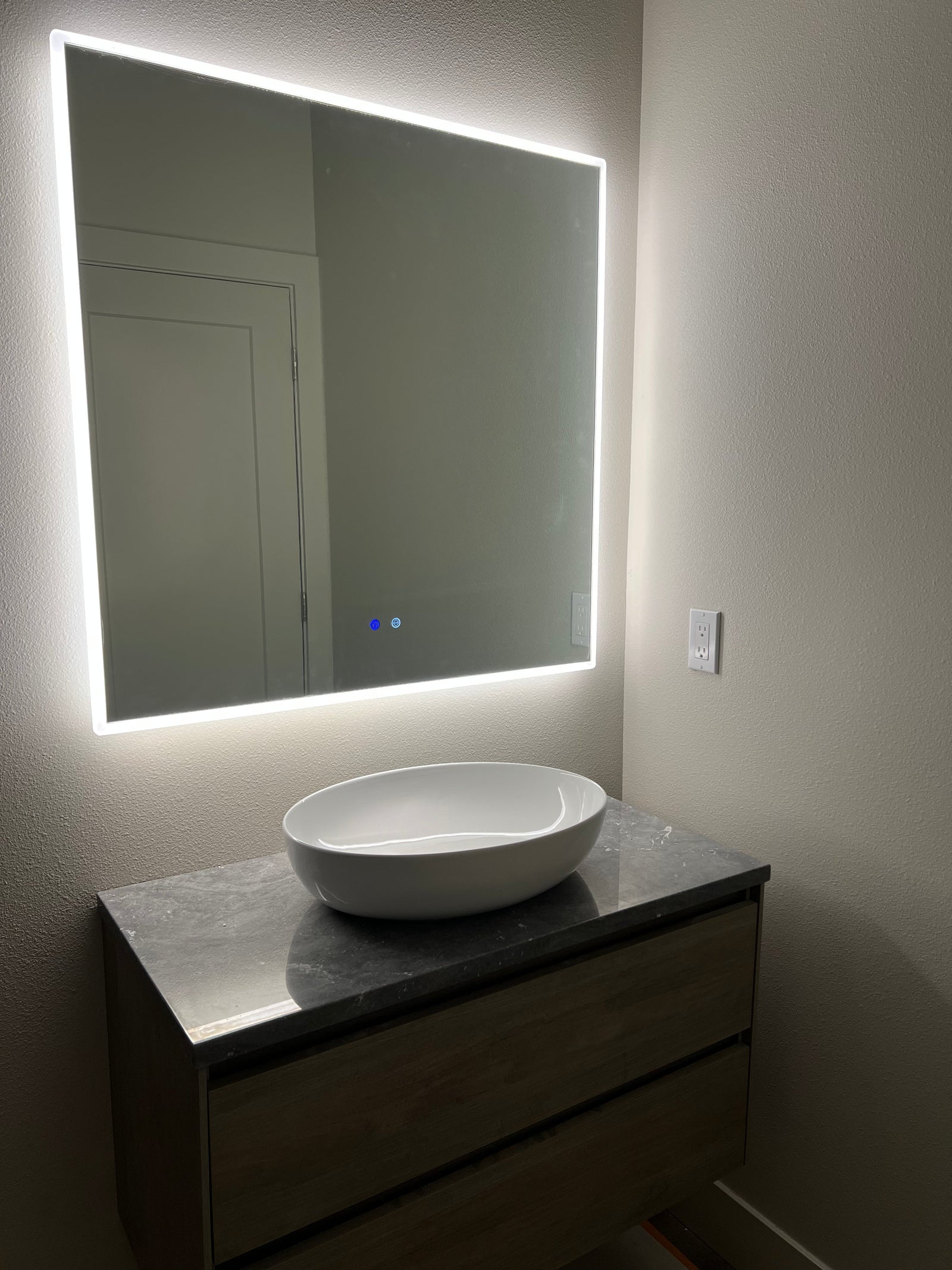 Espejo de pared para baño cuadrado con luz LED retroiluminada Zeek de 36